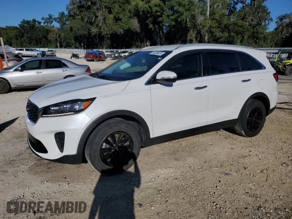 ✅ 2020 Kia Sorento LX • VIN: 5XYPG4A35LG702890 • Лот: 84399425. Опубликован ранее на Copart с пробегом 46 558 миль. Бесплатный доступ к архиву аукционных продаж из США и подробный отчёт об истории автомобиля на DreamBid. Изображение 1.