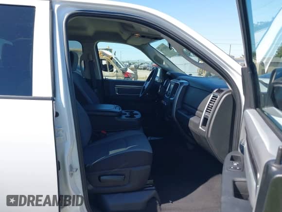 2024 Ram 1500 SLT z VIN 1C6RR7GG4RS129537, wystawiony jako IAAI lot #43035208 z przebiegiem 29 150 mil mil oraz . Historia ofert i sprzedaży dostępna na DreamBid. Obrazek 5.