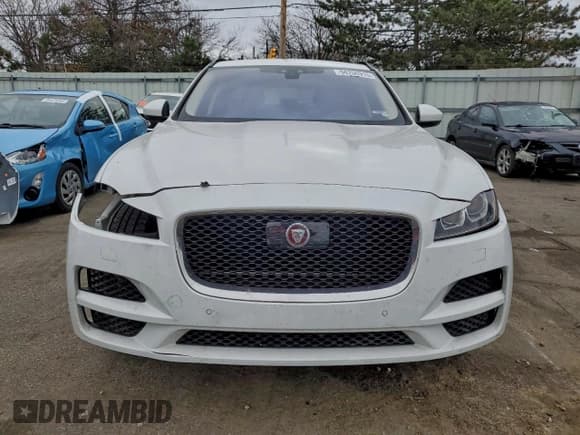 ✅ 2019 Jaguar F-Pace 25t Premium • VIN: SADCJ2FX1KA600845 • Lot: 94756915. Wystawiony na Copart z przebiegiem 56 259 mil. Bezpłatny archiwum sprzedaży aukcyjnych z USA i szczegółowy raport historii pojazdu na DreamBid. Zdjęcie 5.
