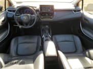 ✅ 2022 Toyota Corolla Hybrid LE • VIN: JTDEAMDE0NJ051421 • Lot: 85411495. Wystawiony na Copart z przebiegiem 107 216 mil. Bezpłatny archiwum sprzedaży aukcyjnych z USA i szczegółowy raport historii pojazdu na DreamBid. Zdjęcie 8.