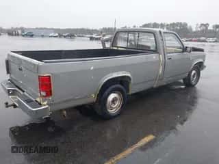 1987 Dodge Dakota z VIN 1B7GN14M0HS416892, wystawiony jako IAAI lot #41751330 z przebiegiem 102 958 mil mil oraz . Historia ofert i sprzedaży dostępna na DreamBid. Obrazek 4.
