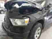 2019 Ram 1500 Tradesman z VIN 1C6SRFCT6KN570492, wystawiony jako IAAI lot #42813379 z przebiegiem 75 107 mil mil oraz . Historia ofert i sprzedaży dostępna na DreamBid. Obrazek 6.