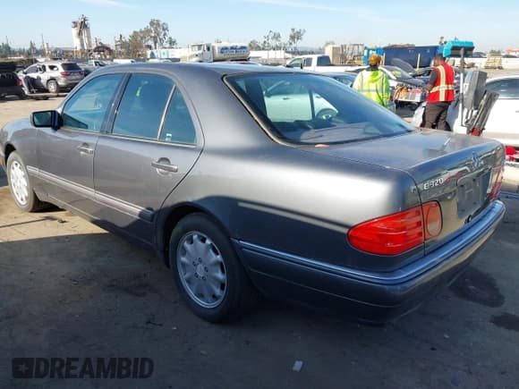 ✅ 1997 Mercedes-Benz E 320 • VIN: WDBJF55F7VA402305 • Lot: 41865470. Listed on IAAI with 210,577 mi. Free auction sales archive from the USA and detailed vehicle history report at DreamBid. Image 3.