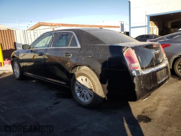 ✅ 2011 Chrysler 300 • VIN: 2C3CA4CG4BH535846 • Lot: 92349435. Wystawiony na Copart z przebiegiem 152 329 mil. Bezpłatny archiwum sprzedaży aukcyjnych z USA i szczegółowy raport historii pojazdu na DreamBid. Zdjęcie 2.
