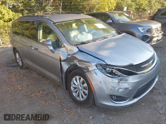 ✅ 2019 Chrysler Pacifica Touring L • VIN: 2C4RC1BG0KR539368 • Lot: 43213205. Wystawiony na IAAI z przebiegiem 114 418 mil. Bezpłatny archiwum sprzedaży aukcyjnych z USA i szczegółowy raport historii pojazdu na DreamBid. Zdjęcie 1.