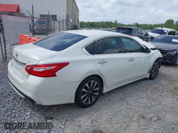 ✅ 2017 Nissan Altima SR • VIN: 1N4AL3AP3HC239115 • Lot: 42109479. Listed on IAAI with Not provided. Free auction sales archive from the USA and detailed vehicle history report at DreamBid. Image 4.