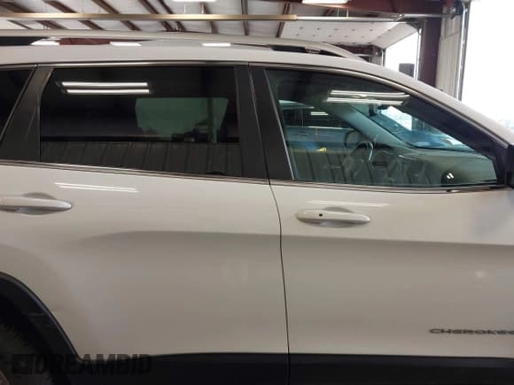 ✅ 2020 Jeep Cherokee Altitude • VIN: 1C4PJMLN9LD655829 • Lot: 42837667. Wystawiony na IAAI z przebiegiem 212 893 mil. Bezpłatny archiwum sprzedaży aukcyjnych z USA i szczegółowy raport historii pojazdu na DreamBid. Zdjęcie 13.