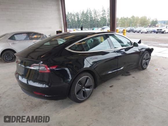 ✅ 2018 Tesla Model 3 Long Range Battery • VIN: 5YJ3E1EA0JF077072 • Lot: 43335417. Wystawiony na IAAI z przebiegiem 79 417 mil. Bezpłatny archiwum sprzedaży aukcyjnych z USA i szczegółowy raport historii pojazdu na DreamBid. Zdjęcie 4.