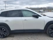 ✅ 2023 Mazda CX-50 S Premium Plus • VIN: 7MMVABEM7PN108865 • Lot: 42049215. Wystawiony na IAAI z przebiegiem 33 285 mil. Bezpłatny archiwum sprzedaży aukcyjnych z USA i szczegółowy raport historii pojazdu na DreamBid. Zdjęcie 13.