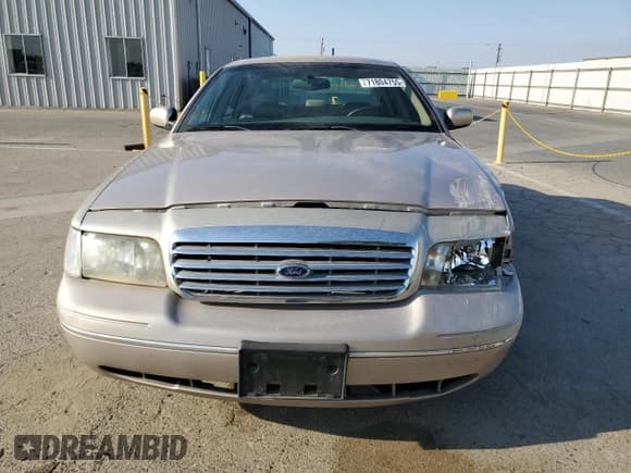 ✅ 1998 Ford Crown Victoria LX • VIN: 2FAFP74W6WX110340 • Lot: 71804755. Wystawiony na Copart z przebiegiem 89 337 mil. Bezpłatny archiwum sprzedaży aukcyjnych z USA i szczegółowy raport historii pojazdu na DreamBid. Zdjęcie 5.