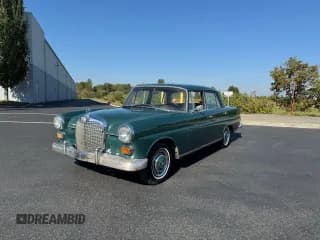 ✅ 1967 Mercedes-Benz 200 • VIN: 11011010317685 • Lot: 84238965. Wystawiony na Copart z przebiegiem 88 540 mil. Bezpłatny archiwum sprzedaży aukcyjnych z USA i szczegółowy raport historii pojazdu na DreamBid. Zdjęcie 2.