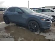 ✅ 2025 Mazda CX-30 S Carbon Edition • VIN: 3MVDMBCM2SM798984 • Lot: 83939585. Wystawiony na Copart z przebiegiem 12 081 mil. Bezpłatny archiwum sprzedaży aukcyjnych z USA i szczegółowy raport historii pojazdu na DreamBid. Zdjęcie 4.