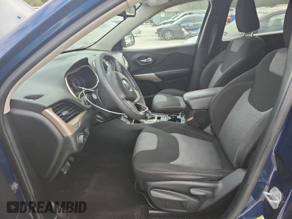 ✅ 2018 Jeep Cherokee Latitude Tech Connect • VIN: 1C4PJLCB3JD596595 • Lot: 85505655. Wystawiony na Copart z przebiegiem 164 918 mil. Bezpłatny archiwum sprzedaży aukcyjnych z USA i szczegółowy raport historii pojazdu na DreamBid. Zdjęcie 7.