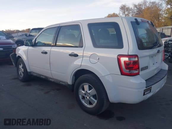 ✅ 2012 Ford Escape XLS • VIN: 1FMCU0C73CKA59607 • Lot: 43654992. Wystawiony na IAAI z przebiegiem 203 150 mil. Bezpłatny archiwum sprzedaży aukcyjnych z USA i szczegółowy raport historii pojazdu na DreamBid. Zdjęcie 3.