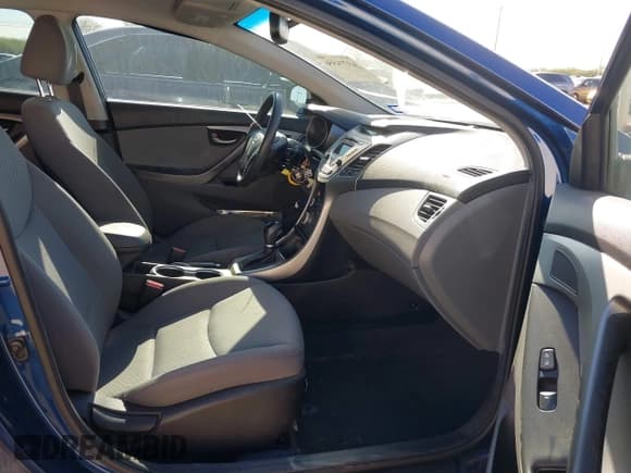 ✅ 2016 Hyundai Elantra SE • VIN: 5NPDH4AE9GH735293 • Lot: 43774556. Wystawiony na IAAI z przebiegiem 84 164 mil. Bezpłatny archiwum sprzedaży aukcyjnych z USA i szczegółowy raport historii pojazdu na DreamBid. Zdjęcie 5.