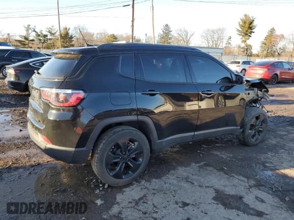 ✅ 2019 Jeep Compass Altitude • VIN: 3C4NJDBB0KT827978 • Lot: 43563385. Wystawiony na Copart z przebiegiem 32 733 mil. Bezpłatny archiwum sprzedaży aukcyjnych z USA i szczegółowy raport historii pojazdu na DreamBid. Zdjęcie 3.