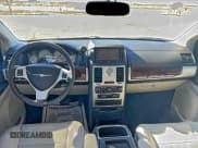 ✅ 2010 Chrysler Town & Country Touring Plus • VIN: 2A4RR8DX7AR382077 • Lot: 95217195. Wystawiony na Copart z przebiegiem 124 565 mil. Bezpłatny archiwum sprzedaży aukcyjnych z USA i szczegółowy raport historii pojazdu na DreamBid. Zdjęcie 9.