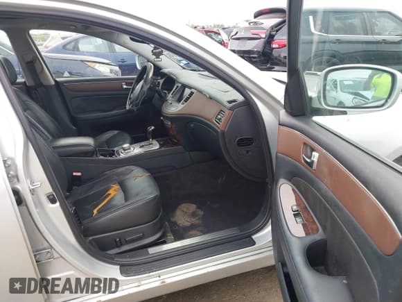 ✅ 2009 Hyundai Genesis • VIN: KMHGC46E99U024699 • Lot: 43520445. Wystawiony na IAAI z przebiegiem Nie podano. Bezpłatny archiwum sprzedaży aukcyjnych z USA i szczegółowy raport historii pojazdu na DreamBid. Zdjęcie 5.