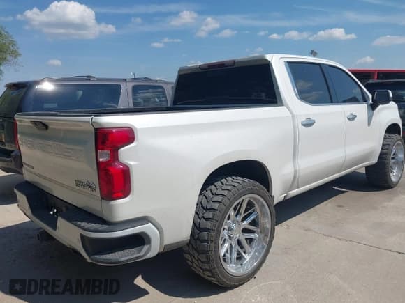✅ 2019 Chevrolet Silverado 1500 High Country • VIN: 3GCUYHEL4KG127750 • Lot: 43215730. Wystawiony na IAAI z przebiegiem 100 824 mil. Bezpłatny archiwum sprzedaży aukcyjnych z USA i szczegółowy raport historii pojazdu na DreamBid. Zdjęcie 4.