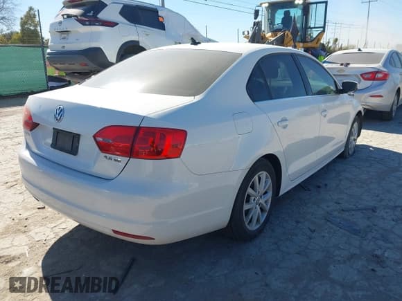 ✅ 2013 Volkswagen Jetta SE • VIN: 3VWDX7AJ3DM253889 • Lot: 43664404. Wystawiony na IAAI z przebiegiem 110 676 mil. Bezpłatny archiwum sprzedaży aukcyjnych z USA i szczegółowy raport historii pojazdu na DreamBid. Zdjęcie 4.