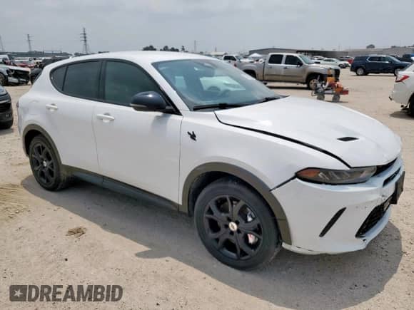 2024 Dodge Hornet R/T z VIN ZACPDFCWXR3A30157, wystawiony jako Copart lot #57922585 z przebiegiem 21 854 mil mil oraz Czysty tytuł • Clean title. Historia ofert i sprzedaży dostępna na DreamBid. Obrazek 4.