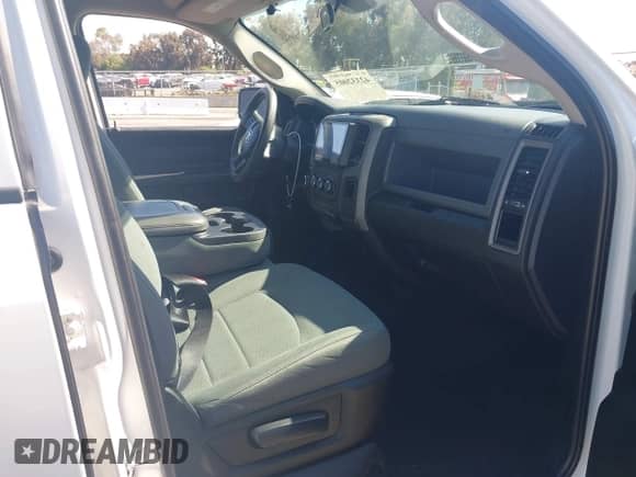 2018 Ram 1500 Tradesman z VIN 1C6RR6FT8JS149433, wystawiony jako IAAI lot #42332005 z przebiegiem 68 531 mil mil oraz . Historia ofert i sprzedaży dostępna na DreamBid. Obrazek 5.