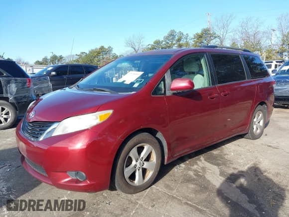 ✅ 2011 Toyota Sienna LE • VIN: 5TDKK3DCXBS013847 • Lot: 43835303. Listed on IAAI with 153,039 mi. Free auction sales archive from the USA and detailed vehicle history report at DreamBid. Image 2.