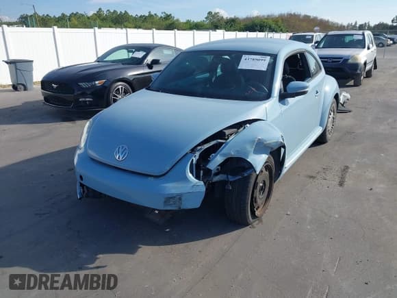 ✅ 2014 Volkswagen Beetle 2.5L • VIN: 3VWJP7AT0EM620611 • Lot: 43789099. Wystawiony na IAAI z przebiegiem 15 049 mil. Bezpłatny archiwum sprzedaży aukcyjnych z USA i szczegółowy raport historii pojazdu na DreamBid. Zdjęcie 2.