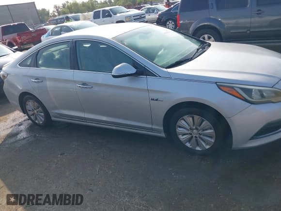 ✅ 2017 Hyundai Sonata SE • VIN: KMHE24L1XHA056864 • Lot: 43520740. Listed on IAAI with 244,524 mi. Free auction sales archive from the USA and detailed vehicle history report at DreamBid. Image 13.