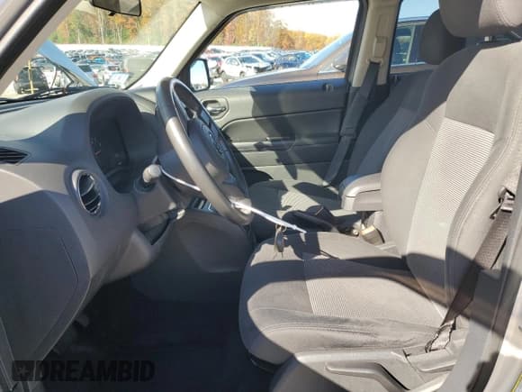✅ 2011 Jeep Patriot Latitude • VIN: 1J4NF1GB2BD100575 • Lot: 87213205. Listed on Copart with 152,165 mi. Free auction sales archive from the USA and detailed vehicle history report at DreamBid. Image 7.