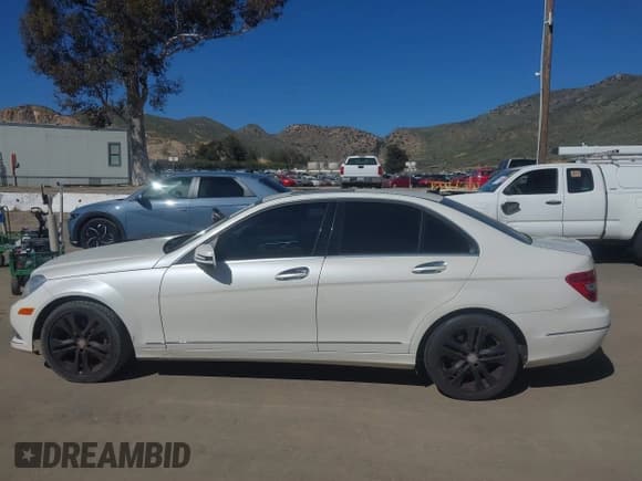 ✅ 2014 Mercedes-Benz C 250 Sport • VIN: WDDGF4HB1EA893149 • Lot: 41865343. Wystawiony na IAAI z przebiegiem 188 557 mil. Bezpłatny archiwum sprzedaży aukcyjnych z USA i szczegółowy raport historii pojazdu na DreamBid. Zdjęcie 14.