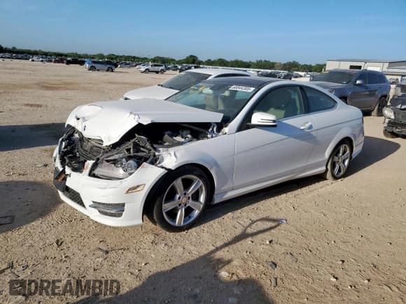 ✅ 2015 Mercedes-Benz C 250 • VIN: WDDGJ4HB8FG353438 • Lot: 66944305. Wystawiony na Copart z przebiegiem 127 768 mil. Bezpłatny archiwum sprzedaży aukcyjnych z USA i szczegółowy raport historii pojazdu na DreamBid. Zdjęcie 1.