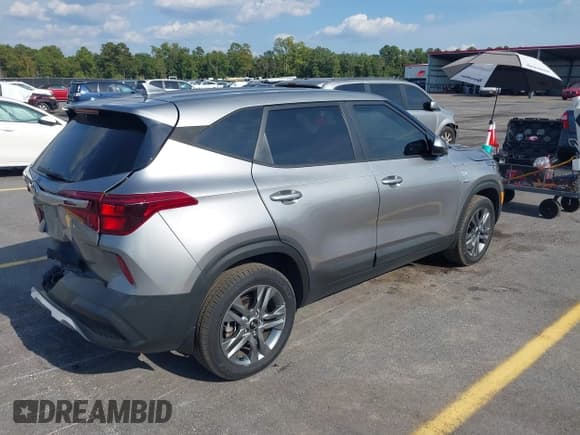 ✅ 2021 Kia Seltos LX • VIN: KNDEPCAA1M7152327 • Lot: 43231198. Wystawiony na IAAI z przebiegiem 58 474 mil. Bezpłatny archiwum sprzedaży aukcyjnych z USA i szczegółowy raport historii pojazdu na DreamBid. Zdjęcie 4.