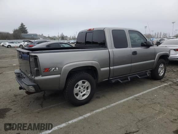 2006 Chevrolet Silverado 1500 LT2 z VIN 1GCEK19T16Z124365, wystawiony jako Copart lot #85999704 z przebiegiem Nie podano mil oraz Szkoda całkowita • Salvage title. Historia ofert i sprzedaży dostępna na DreamBid. Obrazek 3.
