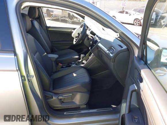 ✅ 2024 Volkswagen Tiguan SE R-Line Black • VIN: 3VV8B7AX6RM106479 • Lot: 43537761. Wystawiony na IAAI z przebiegiem 8 304 mil. Bezpłatny archiwum sprzedaży aukcyjnych z USA i szczegółowy raport historii pojazdu na DreamBid. Zdjęcie 5.