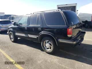 1998 Chevrolet Blazer LT z VIN 1GNDT13W5W2252765, wystawiony jako Copart lot #75337924 z przebiegiem Nie podano mil oraz Szkoda całkowita • Salvage title. Historia ofert i sprzedaży dostępna na DreamBid. Obrazek 2.