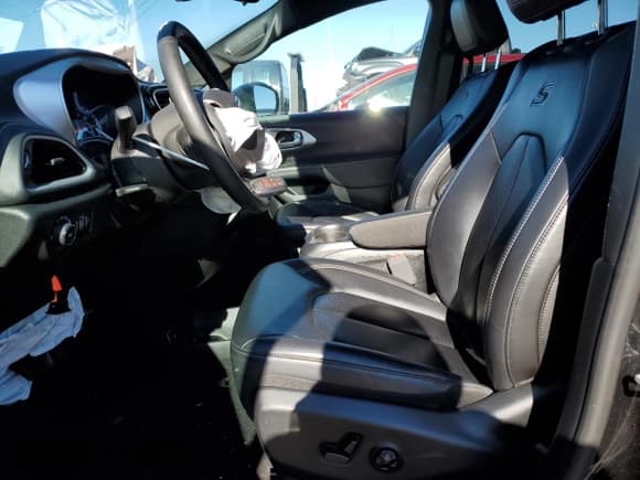 ✅ 2023 Chrysler Pacifica Touring L • VIN: 2C4RC1BG3PR603667 • Lot: 87314715. Wystawiony na Copart z przebiegiem 39 647 mil. Bezpłatny archiwum sprzedaży aukcyjnych z USA i szczegółowy raport historii pojazdu na DreamBid. Zdjęcie 7.