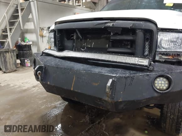 ✅ 2002 Ford F-250 XL • VIN: 1FTNF21LX2EA20125 • Lot: 41371100. Wystawiony na IAAI z przebiegiem 127 245 mil. Bezpłatny archiwum sprzedaży aukcyjnych z USA i szczegółowy raport historii pojazdu na DreamBid. Zdjęcie 6.