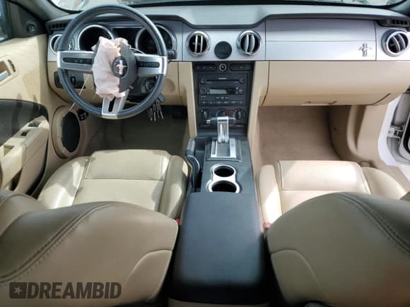 ✅ 2007 Ford Mustang Deluxe • VIN: 1ZVHT84N275351081 • Лот: 84615555. Опубликован ранее на Copart с пробегом 52 687 миль. Бесплатный доступ к архиву аукционных продаж из США и подробный отчёт об истории автомобиля на DreamBid. Изображение 8.