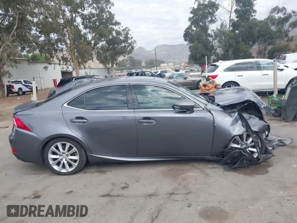 ✅ 2016 Lexus IS 200t • VIN: JTHBA1D24G5028225 • Lot: 43367992. Wystawiony na IAAI z przebiegiem 104 492 mil. Bezpłatny archiwum sprzedaży aukcyjnych z USA i szczegółowy raport historii pojazdu na DreamBid. Zdjęcie 13.