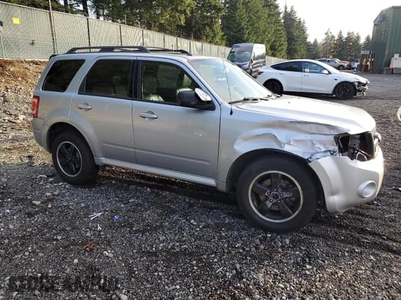 ✅ 2011 Ford Escape XLT • VIN: 1FMCU9D74BKC30267 • Lot: 93500955. Wystawiony na Copart z przebiegiem 141 181 mil. Bezpłatny archiwum sprzedaży aukcyjnych z USA i szczegółowy raport historii pojazdu na DreamBid. Zdjęcie 4.