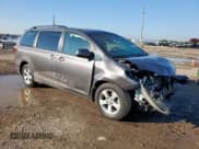 ✅ 2017 Toyota Sienna LE • VIN: 5TDKZ3DC2HS900718 • Lot: 84421535. Wystawiony na Copart z przebiegiem 141 230 mil. Bezpłatny archiwum sprzedaży aukcyjnych z USA i szczegółowy raport historii pojazdu na DreamBid. Zdjęcie 4.