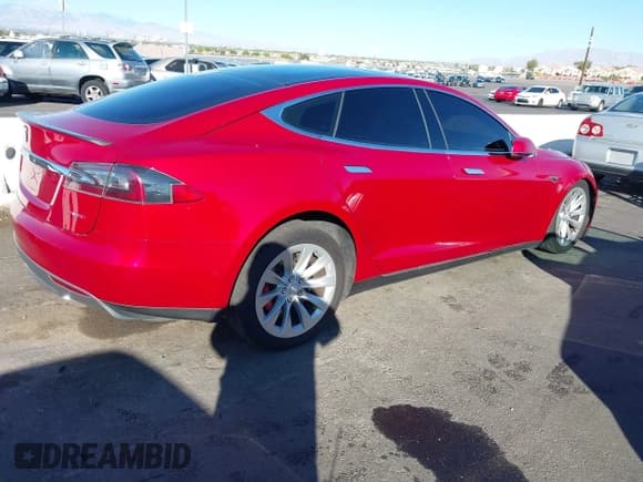 ✅ 2015 Tesla Model S 85D • VIN: 5YJSA1H29FFP80060 • Lot: 43520878. Wystawiony na IAAI z przebiegiem 130 463 mil. Bezpłatny archiwum sprzedaży aukcyjnych z USA i szczegółowy raport historii pojazdu na DreamBid. Zdjęcie 4.