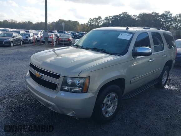 ✅ 2012 Chevrolet Tahoe LT • VIN: 1GNSCBE04CR141228 • Lot: 43740494. Wystawiony na IAAI z przebiegiem 261 914 mil. Bezpłatny archiwum sprzedaży aukcyjnych z USA i szczegółowy raport historii pojazdu na DreamBid. Zdjęcie 2.