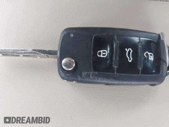 ✅ 2013 Volkswagen Beetle 2.0T R-Line • VIN: 3VW7S7AT8DM826556 • Lot: 43701026. Wystawiony na IAAI z przebiegiem 62 988 mil. Bezpłatny archiwum sprzedaży aukcyjnych z USA i szczegółowy raport historii pojazdu na DreamBid. Zdjęcie 11.