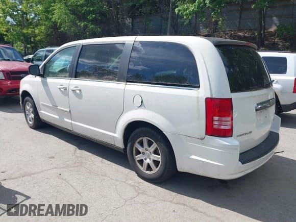✅ 2010 Chrysler Town & Country LX • VIN: 2A4RR2D17AR405642 • Lot: 42264125. Wystawiony na IAAI z przebiegiem 136 081 mil. Bezpłatny archiwum sprzedaży aukcyjnych z USA i szczegółowy raport historii pojazdu na DreamBid. Zdjęcie 3.