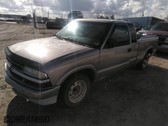 ✅ 2000 Chevrolet S-10 LS • VIN: 1GCCS19W8Y8256825 • Лот: 41135797. Опубликован ранее на IAAI с пробегом 215 193 миль. Бесплатный доступ к архиву аукционных продаж из США и подробный отчёт об истории автомобиля на DreamBid. Изображение 2.