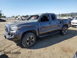 ✅ 2018 Toyota Tacoma SR5 • VIN: 5TFRZ5CN5JX059250 • Lot: 64448425. Wystawiony na Copart z przebiegiem 28 951 mil. Bezpłatny archiwum sprzedaży aukcyjnych z USA i szczegółowy raport historii pojazdu na DreamBid. Zdjęcie 1.