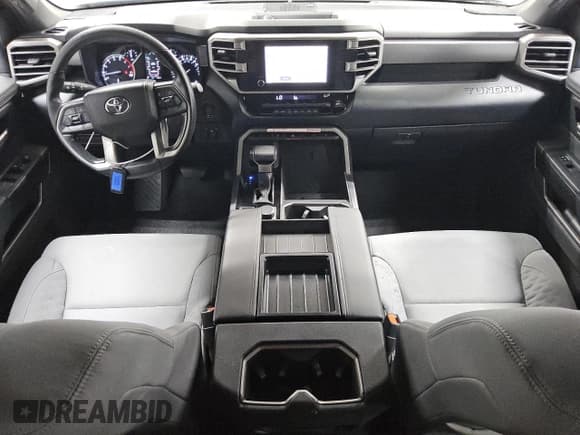 ✅ 2025 Toyota Tundra SR5 • VIN: 5TFLA5DBXSX318091 • Lot: 91381665. Wystawiony na Copart z przebiegiem 7 426 mil. Bezpłatny archiwum sprzedaży aukcyjnych z USA i szczegółowy raport historii pojazdu na DreamBid. Zdjęcie 8.