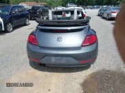 ✅ 2018 Volkswagen Beetle S • VIN: 3VW5DAATXJM516516 • Lot: 42792788. Wystawiony na IAAI z przebiegiem 88 435 mil. Bezpłatny archiwum sprzedaży aukcyjnych z USA i szczegółowy raport historii pojazdu na DreamBid. Zdjęcie 17.